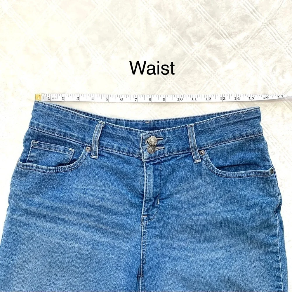 Levi's Signature Medium Wash Blue Jean Shorts Size 30